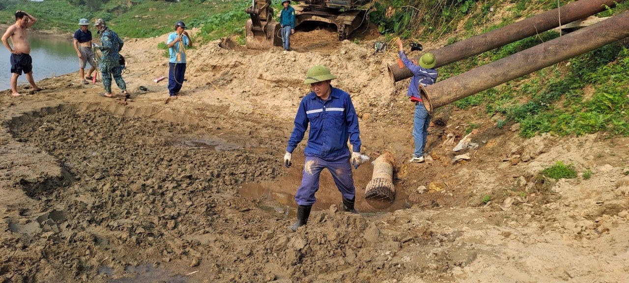 Trong thời gian khô hạn, một số trạm bơm thủy lợi ở Nghệ An phải nối thêm đường ống để lấy nước phục vụ tưới tiêu vụ Đông Xuân