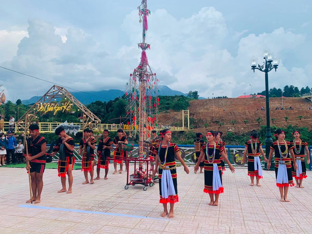 Học sinh Trường PTDTN Nước Oa trình diễn múa cồng chiêng tại Lễ hội văn hóa các dân tộc huyện Bắc Trà My.( Ảnh: tư liệu)