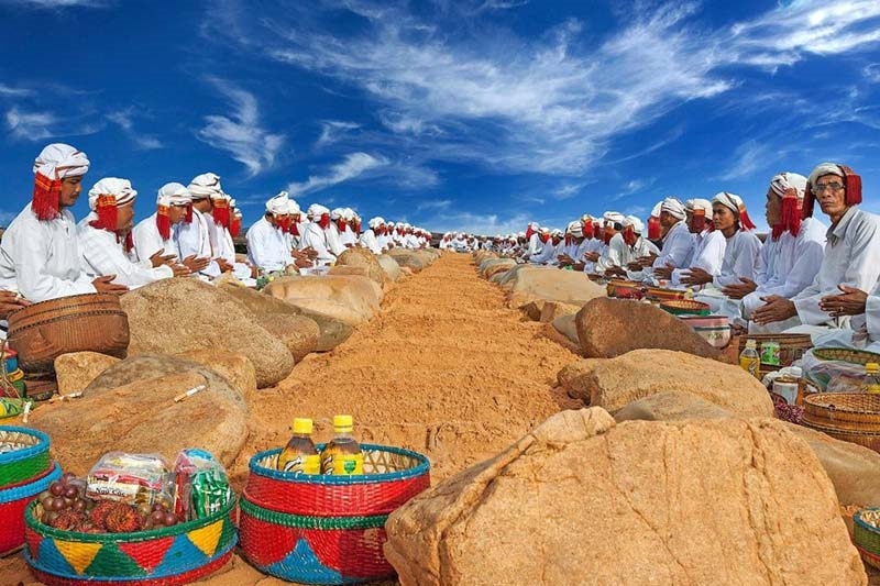Lễ tảo mộ - một nghi lễ trong Lễ hội Ramưwan của đồng bào Chăm Bàni Ninh Thuận