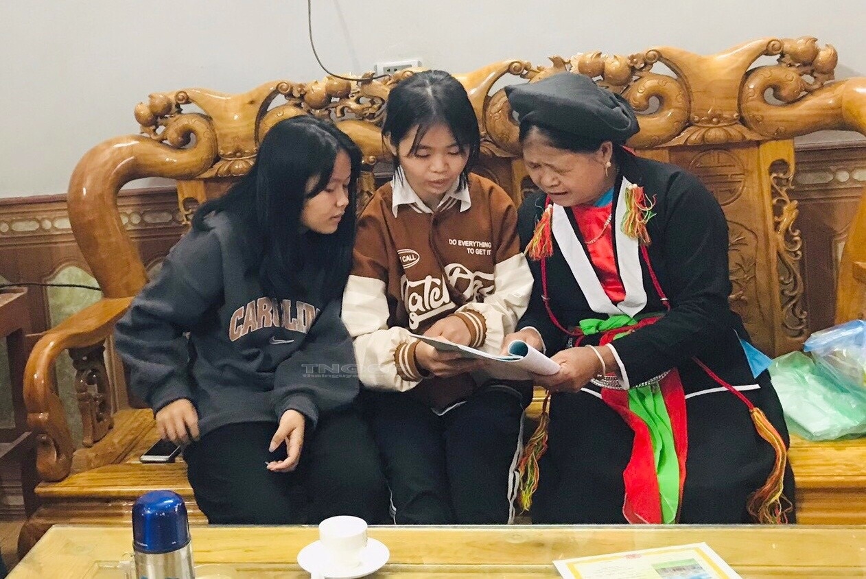 Nghệ nhân Đặng Thị Năm, xóm Đồng Quan, xã Bàn Đạt dạy hát soọng cô cho thành viên CLB hát soọng cô Trường THCS Bàn Đạt (Ảnh tư liệu)
