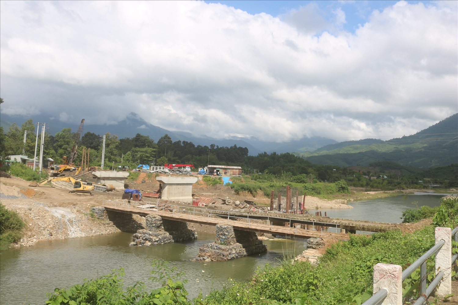Những công trình giao thông được đầu tư giúp người dân Khánh Vĩnh phát triển kinh tế