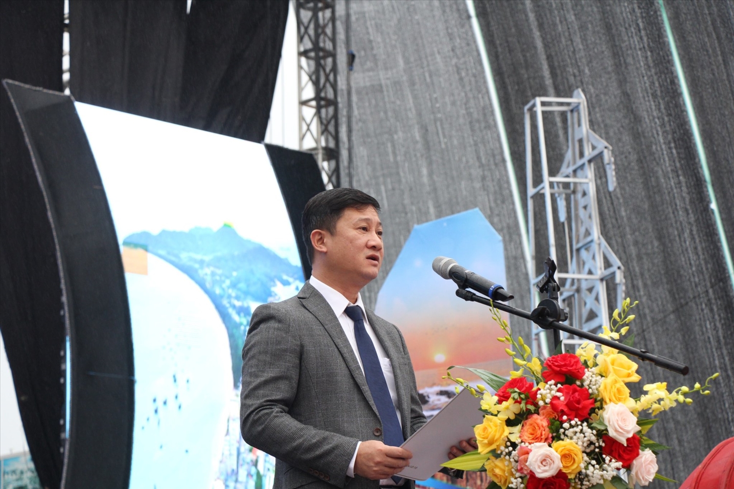 Phó Chủ tịch UBND huyện Cô Tô Đỗ Huy Thông phát biểu tại buổi lễ