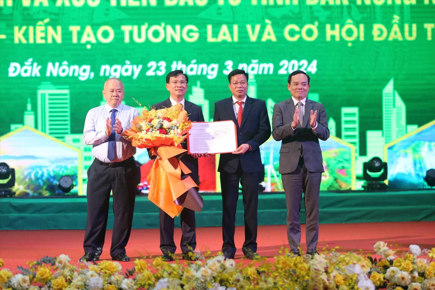 Phó Thủ tướng Chính Phủ Trần Lưu Quang trao Quyết định quy hoạch cho lãnh đạo tỉnh Đắk Nông