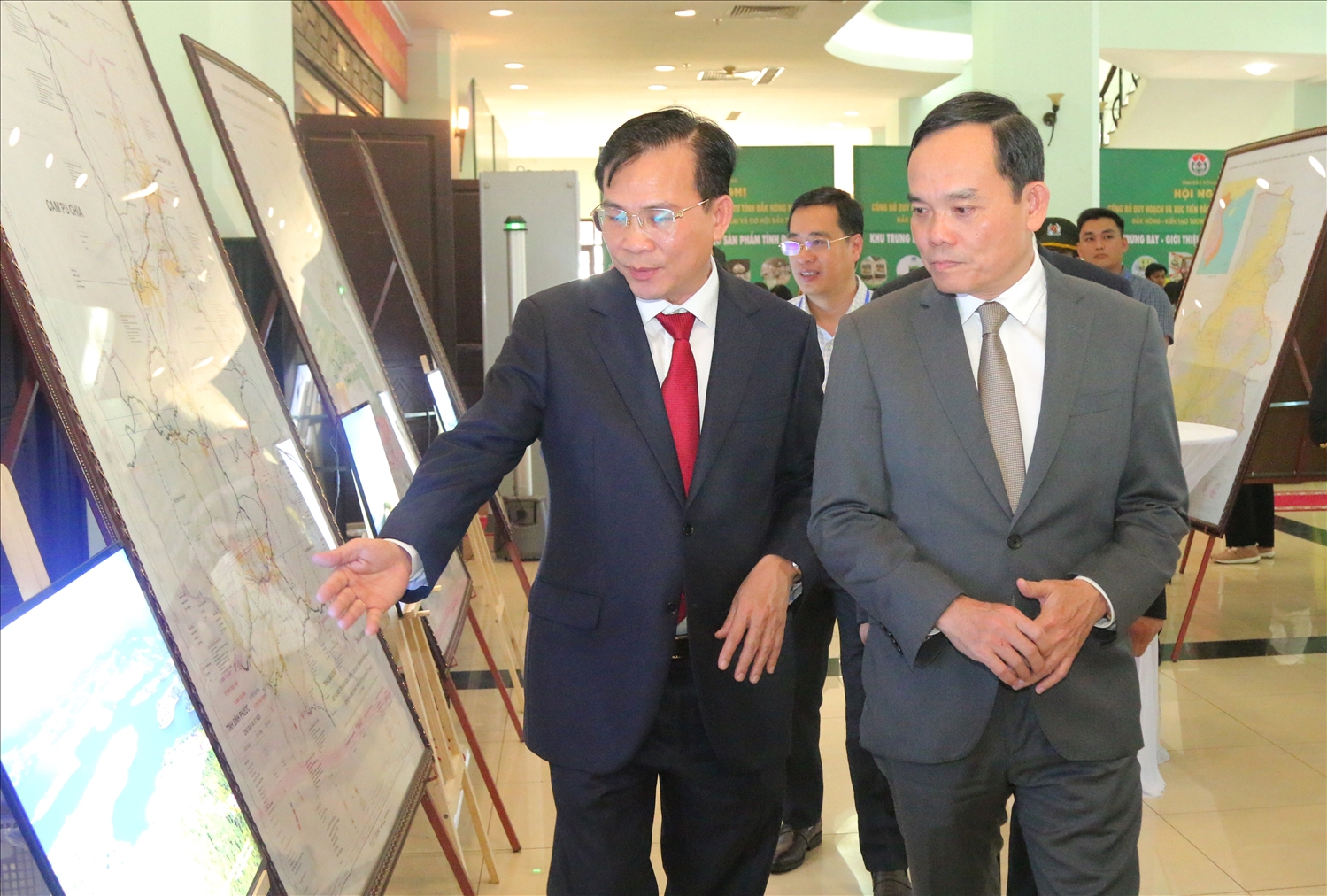 Phó Thủ tướng Chính Phủ Trần Lưu Quang thăm quan triển lãm ảnh Đắk Nông xưa và nay