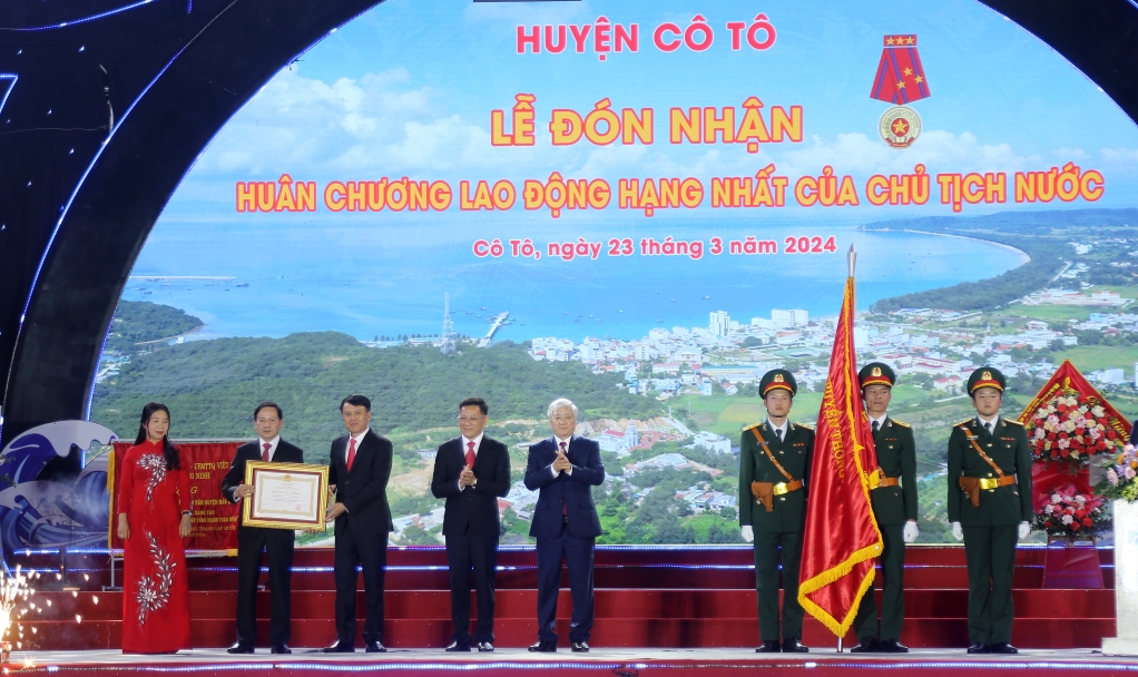 Lãnh đạo huyện Cô Tô đón nhận Huân chương Lao động hạng Nhất 