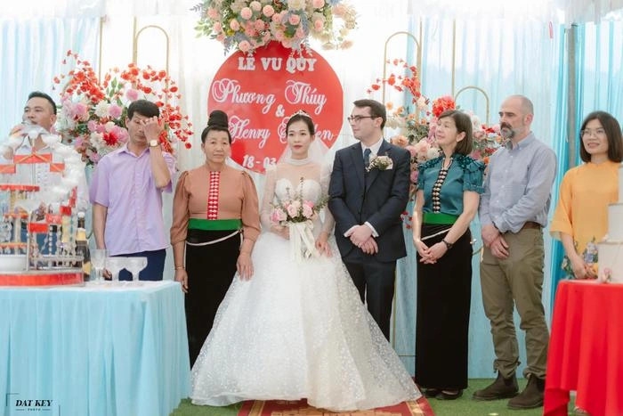 Nhà trai ngoại quốc ghi điểm bởi màn nhập gia tùy tục tại lễ cưới cô dâu người Thái ở Sơn La