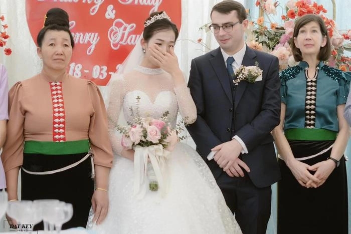 Nhà trai ngoại quốc ghi điểm bởi màn nhập gia tùy tục tại lễ cưới cô dâu người Thái ở Sơn La 4