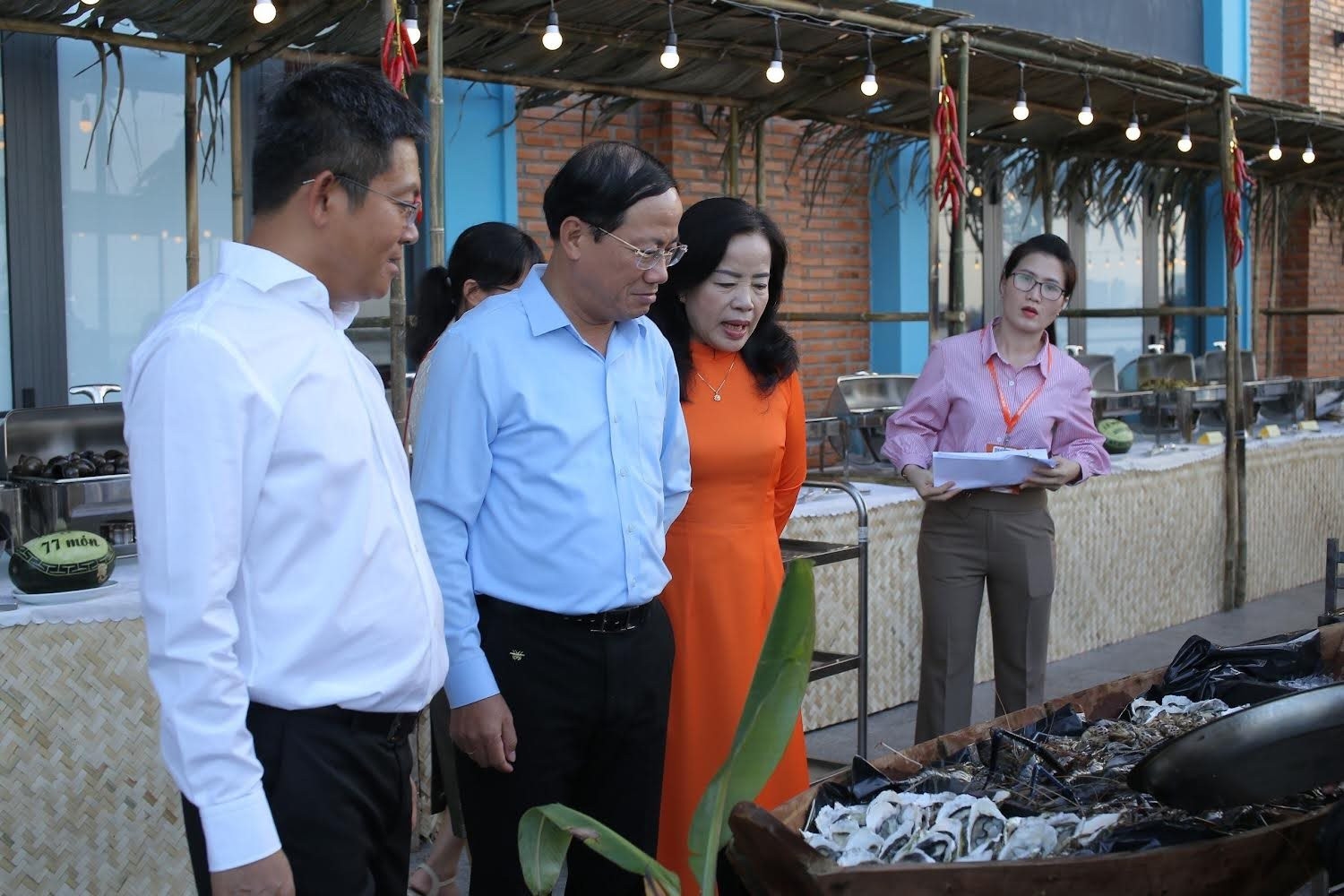Lãnh đạo tỉnh Bình Định tham quan các gian hàng ẩm thực