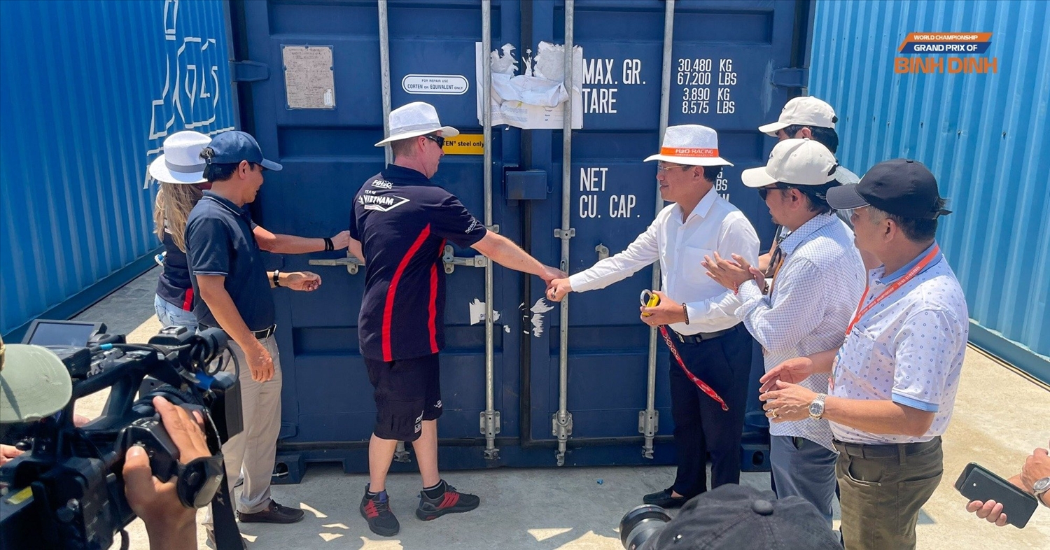 Lãnh đạo tỉnh Bình Định cùng đội trưởng Jonas Andersson mở thùng container đón siêu thuyền máy