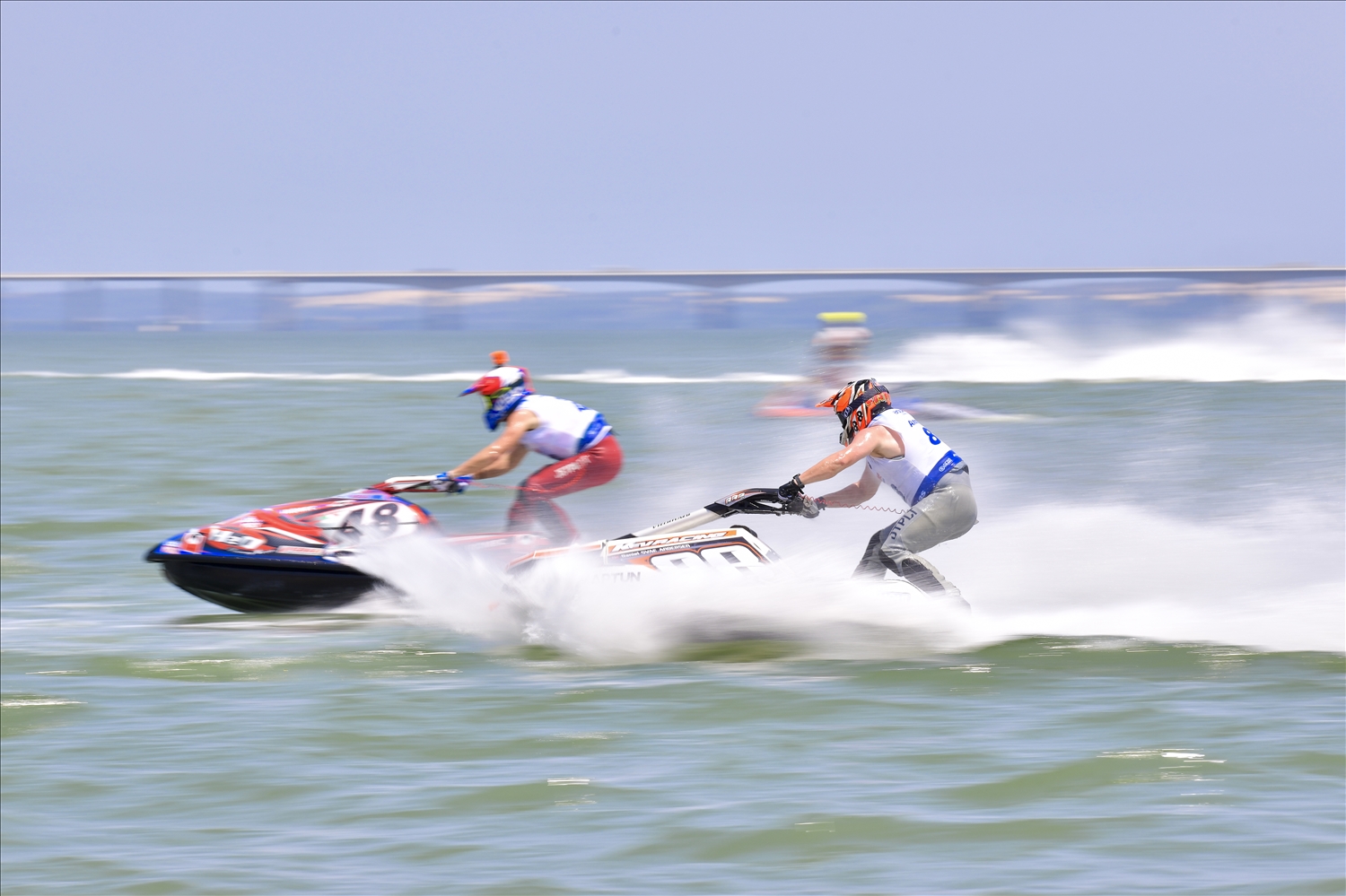 Các tay đua rượt đuổi nhau trên sóng nước để tìm nhà vô địch