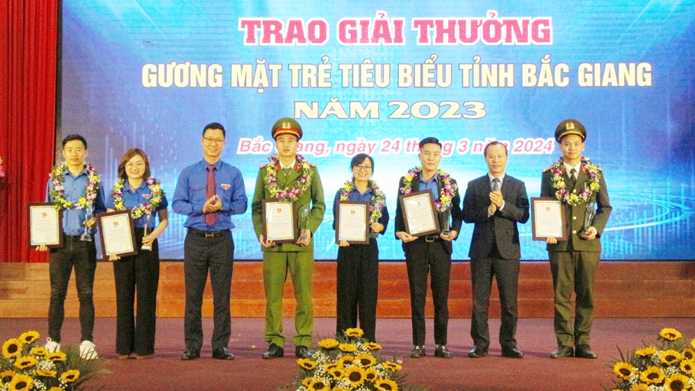 10 thanh niên nhận giải thưởng “Gương mặt trẻ tiêu biểu tỉnh Bắc Giang” năm 2023 