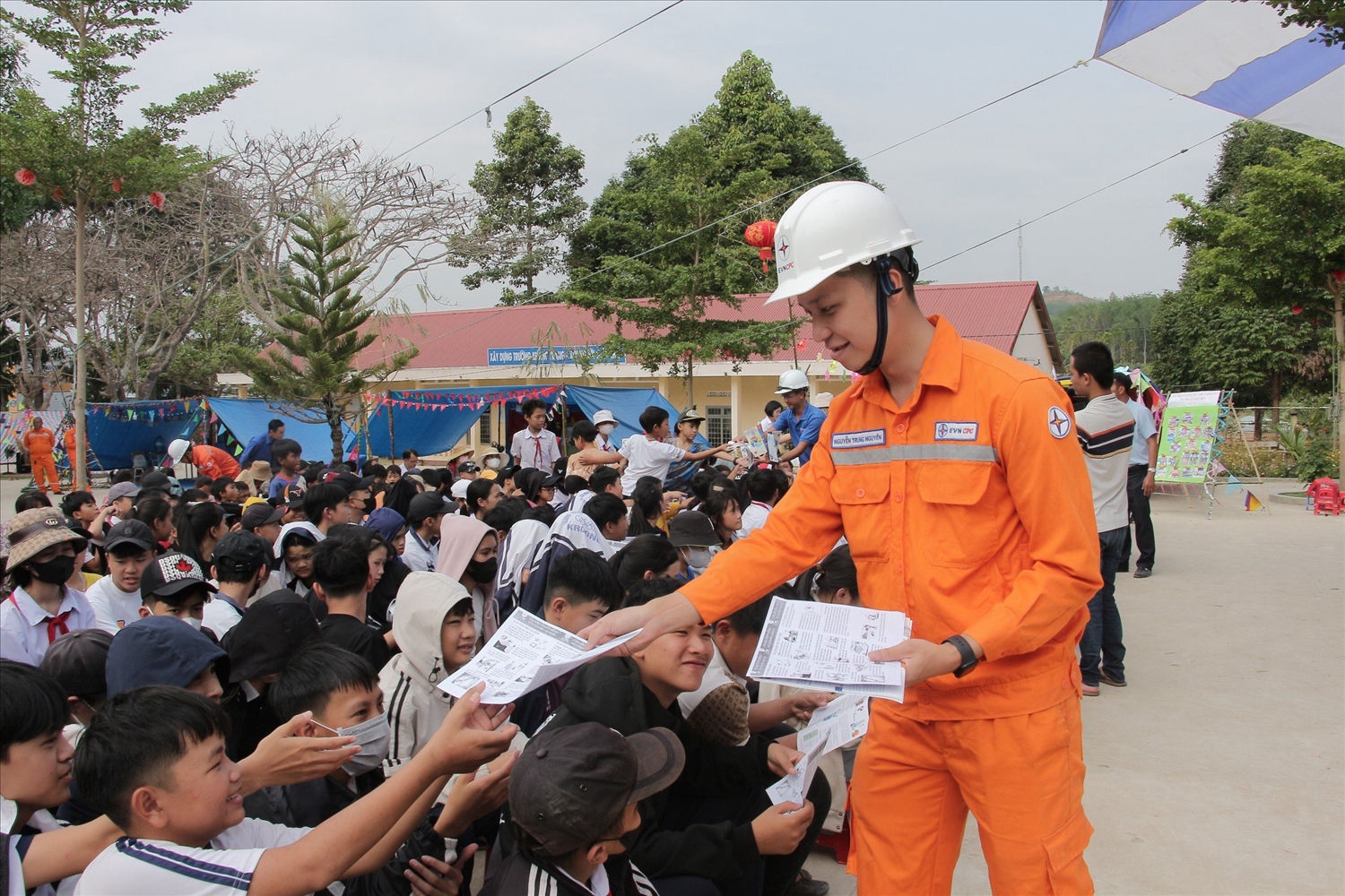 Điện lực thành phố Kon Tum tuyên truyền kiến thức sử dụng điện an toàn, tiết kiệm cho các em học sinh Trường TH&THCS xã Kroong