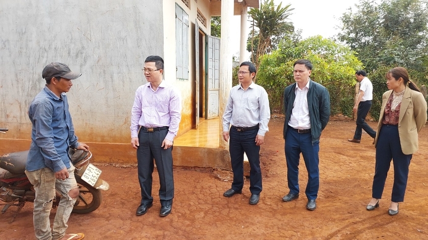 Ông Nguyễn Văn Long, Cục trưởng Cục Thú y (Bộ Nông nghiệp và PTNT) kiểm tra phòng, chống bệnh dại tại Gia Lai