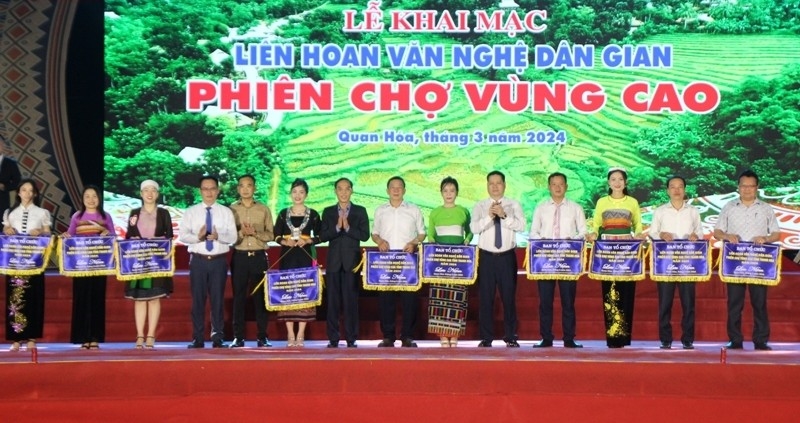 Lãnh đạo tỉnh Thanh Hóa tặng cờ lưu niệm cho các đơn vị tham gia liên hoan