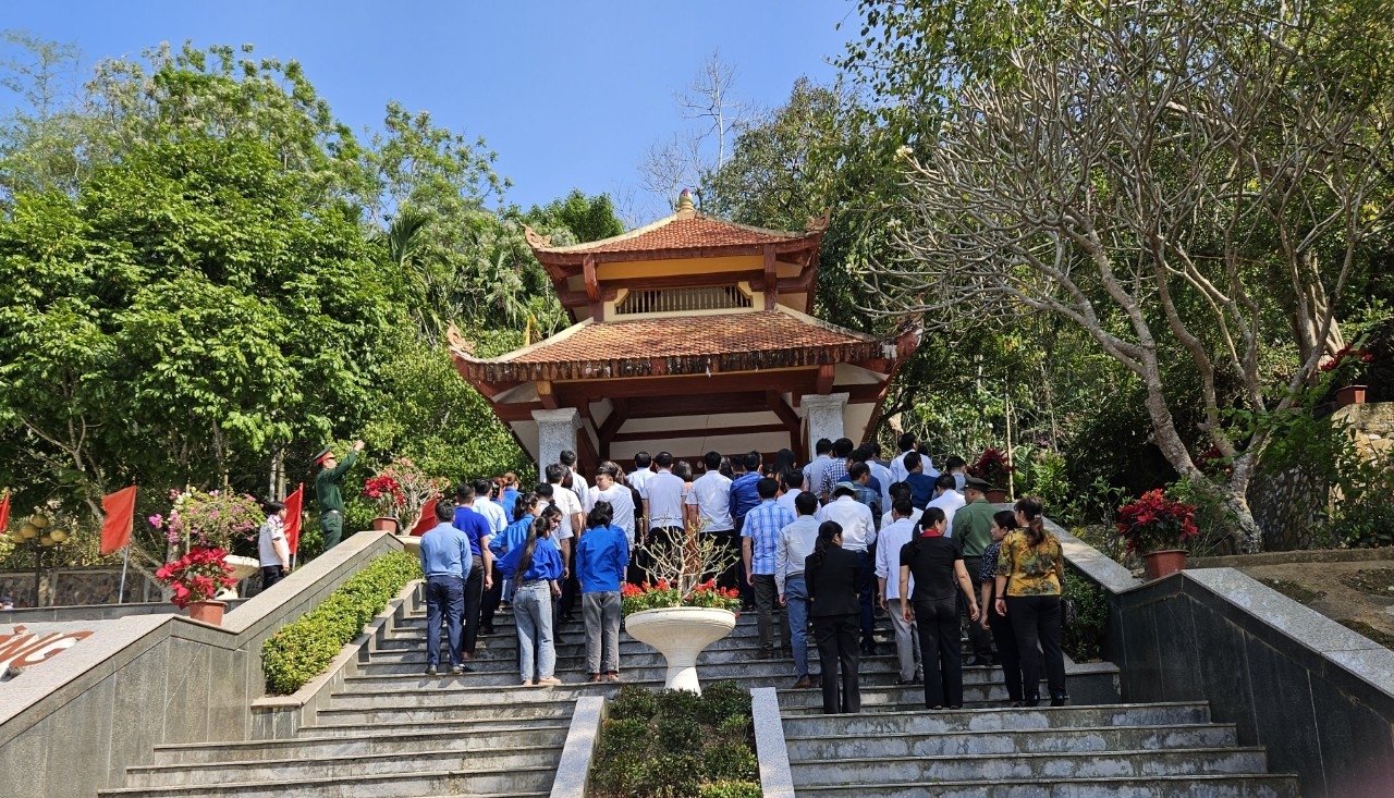 Đại biểu và du khách dâng hương tưởng niệm tại Khu di tích lịch sử hang Co Phường