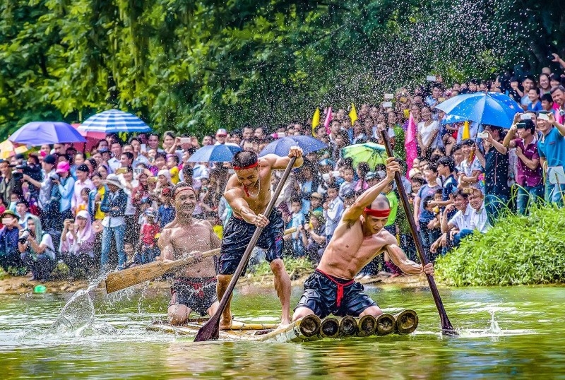 Hội đua bè mảng trên sông Kỳ Cùng được đông đảo người dân quan tâm, cổ vũ (Ảnh tư liệu)