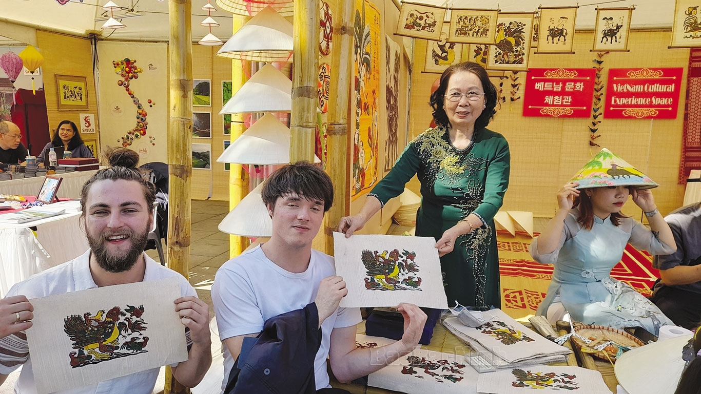 Nghệ nhân Ưu tú Nguyễn Thị Oanh giới thiệu, quảng bá nghề làm tranh dân gian Đông Hồ với du khách quốc tế tại Thủ đô Seoul, Hàn Quốc.