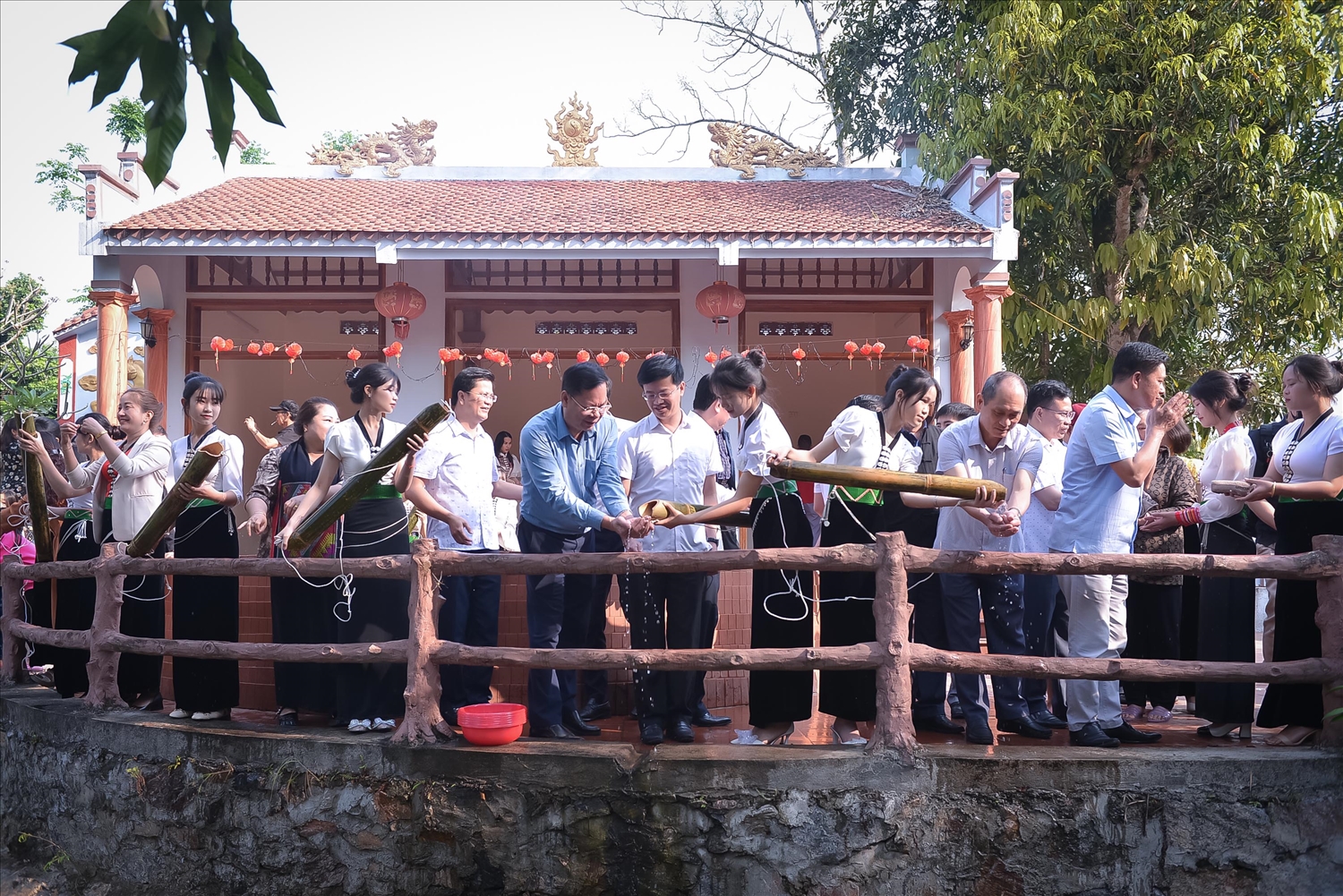  Vào ngày chính hội, người dân và du khách thường đến mó nước Nàng Han lấy nước để rửa tay, chải tóc cầu may
