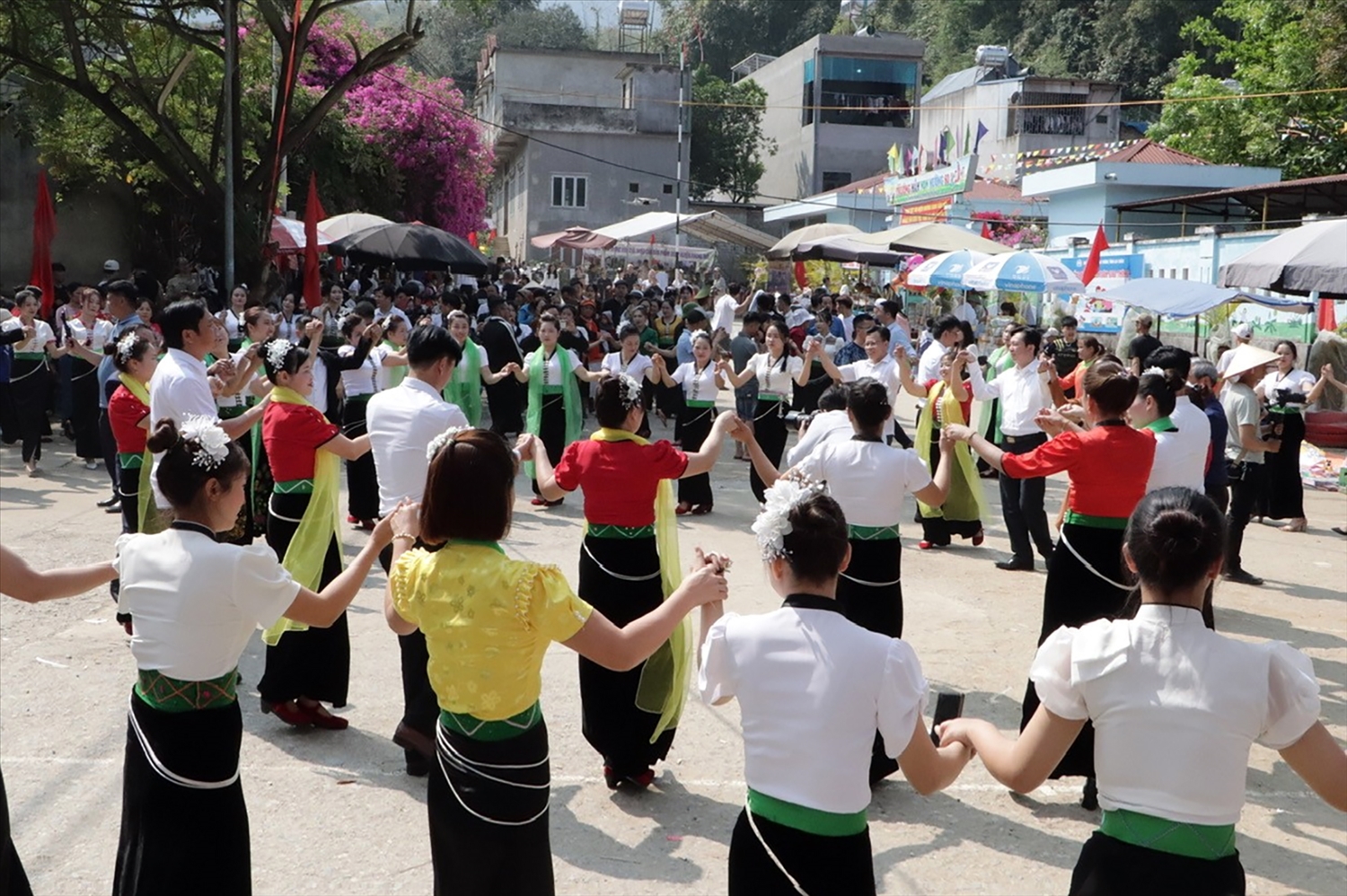  Người dân cùng du khách tay trong tay múa điệu xòe của dân tộc Thái, thể hiện tình đoàn kết giữa các dân tộc. 