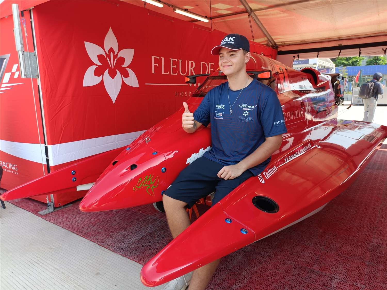 Tay đua trẻ Arand đại diện cho đội F1H2O Bình Định – Việt Nam bên chiếc thuyền máy của mình