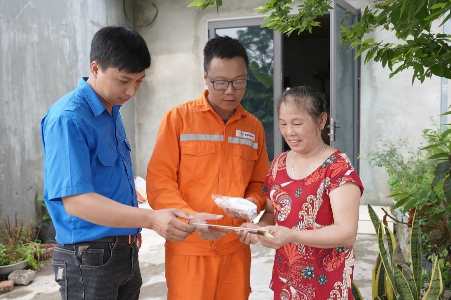 Cán bộ nhân viên Điện lực Tuyên Quang tuyên truyền sử dụng tiết kiệm điện và hưởng ứng chiến dịch Giờ Trái đất năm 2024 cho Nhân dân.