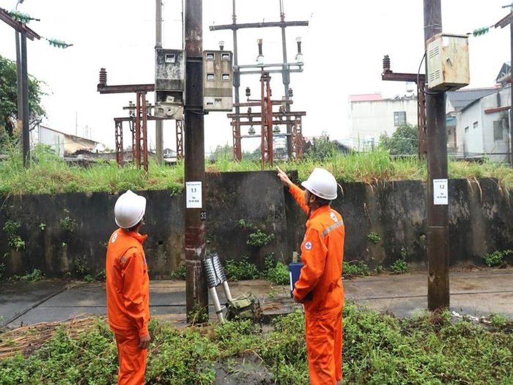 Cán bộ nhân viên Công ty Điện lực Yên Bái kiểm tra an toàn hệ thống điện.