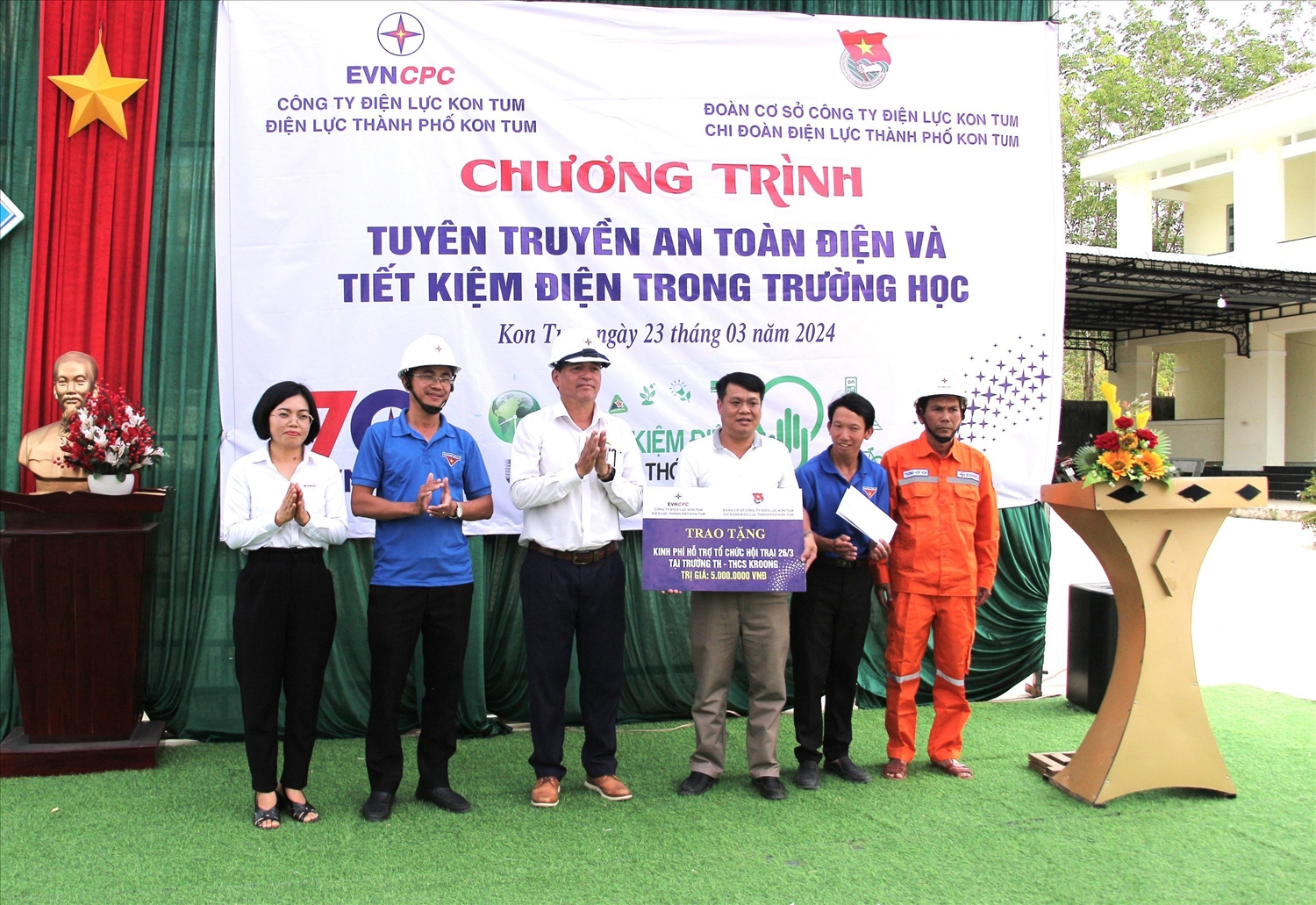 Đoàn cơ sở PC Kon Tum ủng hộ kinh phí cho học sinh Trường TH&THCS Kroong, Tp. Kon Tum tổ chức hội trại 26/3