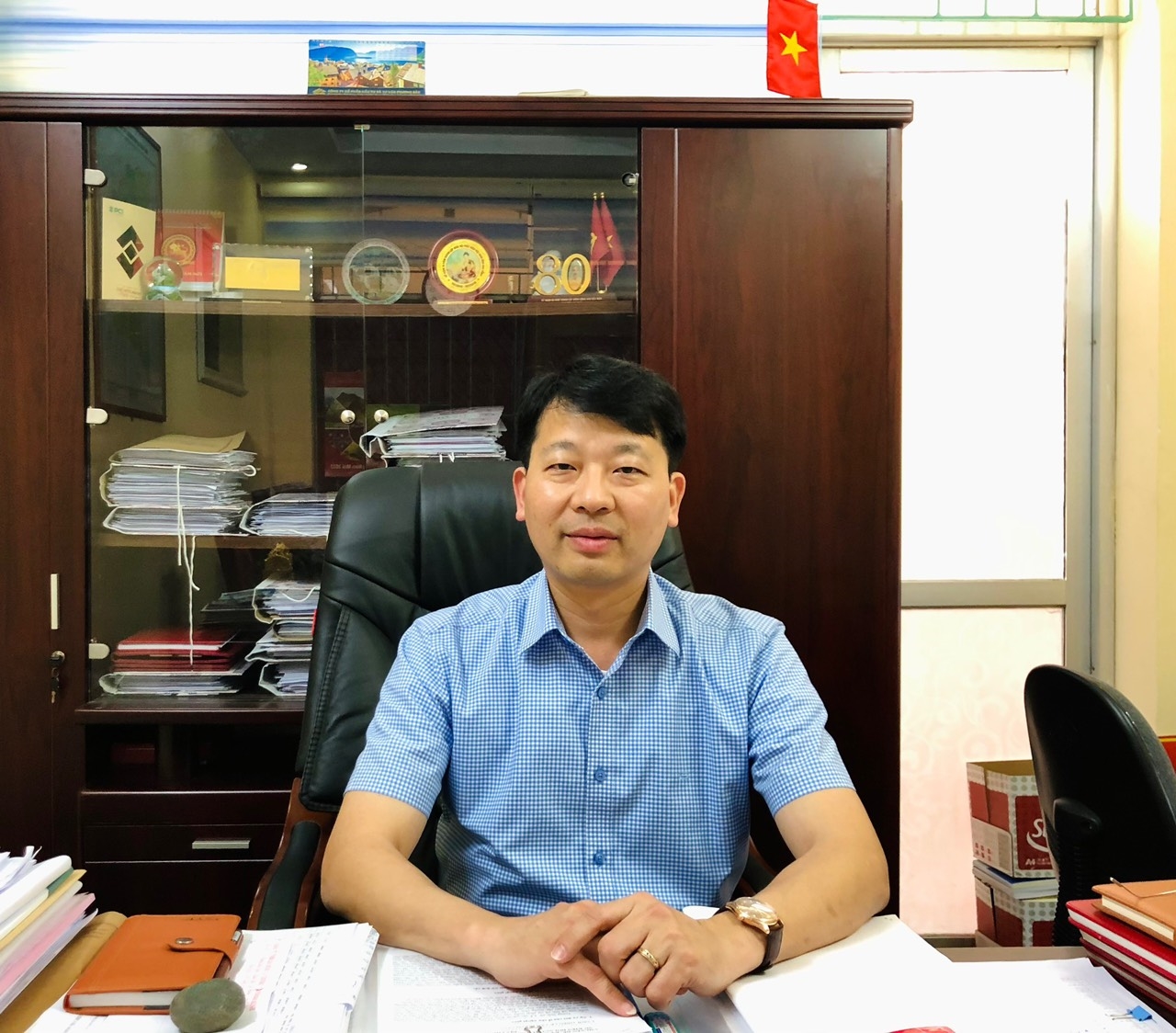 Ông Nguyễn Mạnh Hùng, Chủ tịch UBND huyện Bảo Lạc chia sẻ thông tin với phóng viên về hiệu quả các Chương trình MTQG