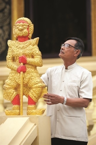 Nghệ nhân Nhân dân Lý Lết đã có gần 50 năm thực hành nghề thủ công truyền thống ""Trang trí họa tiết Khmer"
