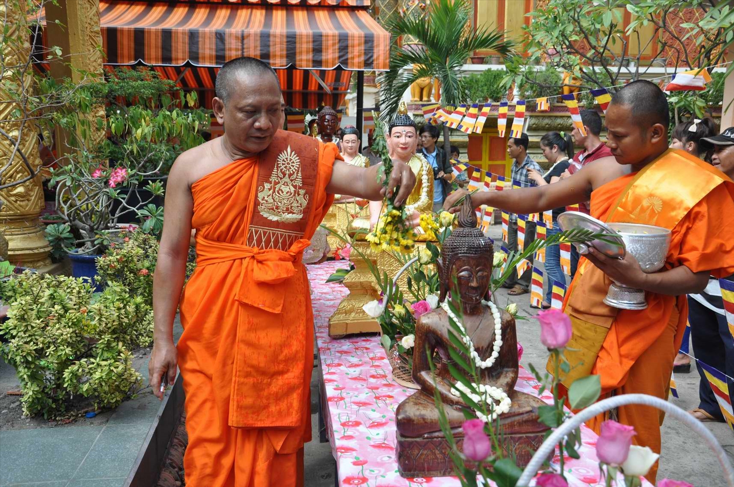 Nghi lễ tắm Phật được các sư sãi thực hiện trong dịp Tết Chôl Chnăm Thmây của đồng bào Khmer (Ảnh minh họa)