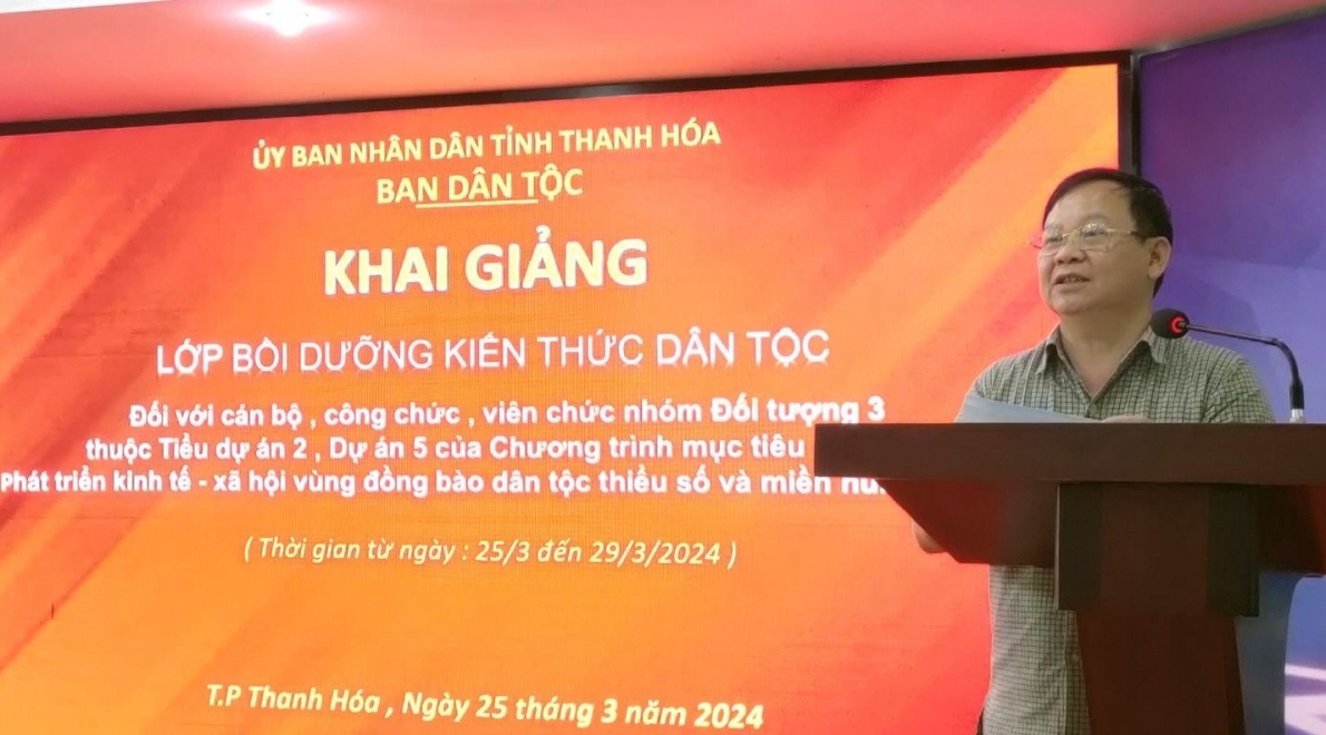 Ông Lê Minh Hành, Phó Trưởng Ban Dân tộc tỉnh Thanh Hoá phát biểu tại buổi khai giảng