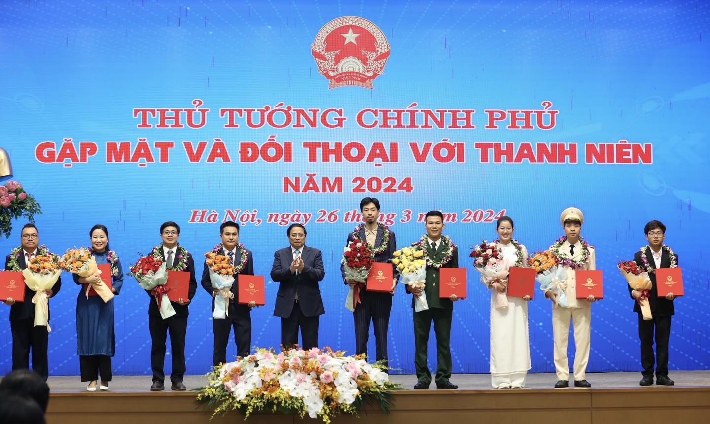 Thủ tướng chính phủ Phạm Minh Chính tặng quà và hoa các “Gương mặt trẻ Việt Nam tiêu biểu” năm 2023.