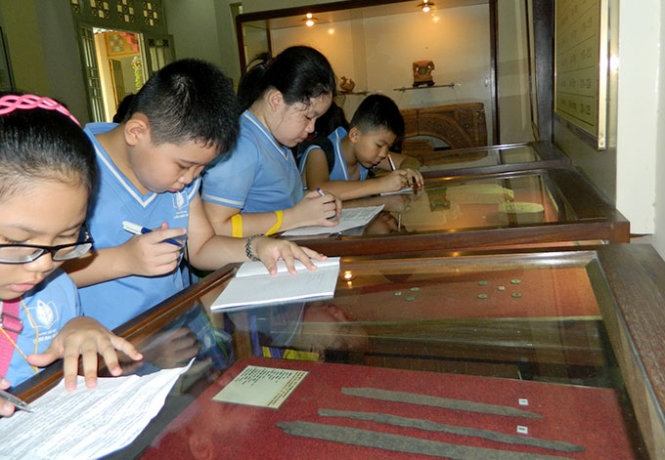 Học sinh một trường tiểu học ở TP. Hồ Chí Minh tham quan, học tập tại Bảo tàng Lịch sử Việt Nam - Ảnh: 