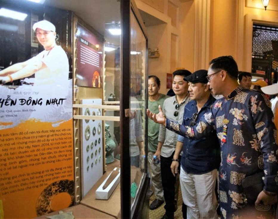 Nhà nhà sưu tập Nguyễn Đông Nhựt chia sẻ với côgn chúng về bộ sưu tập của mình tại Triển lãm