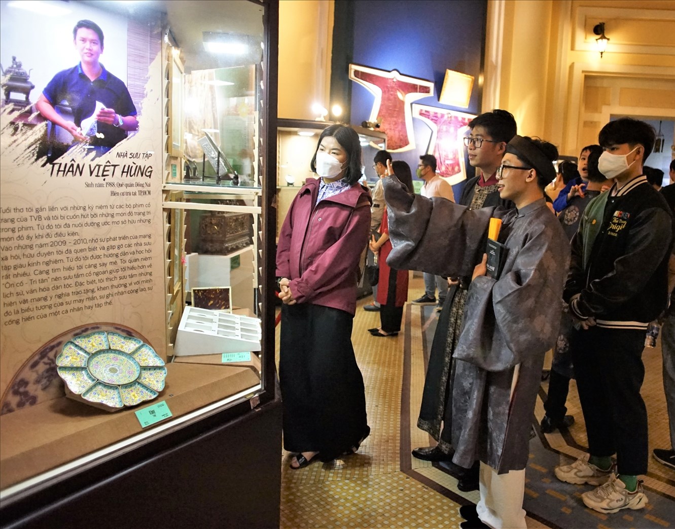 Các bạn trẻ trao đổi về bộ sưu tập của Thân Việt Hùng - Ảnh tư liệu