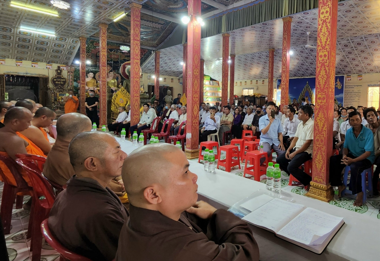Đông đảo phật tử và đồng bào Khmer trên địa bàn tham dự buổi công bố quyết định của Ban Trị sự Giáo hội Phật giáo Việt Nam tỉnh Vĩnh Long về việc không công nhận Thạch Chanh Đa Ra là tu sĩ 