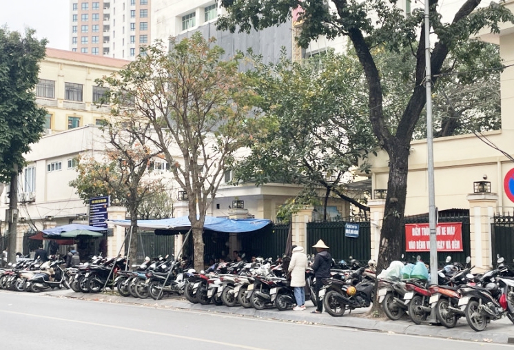 Điểm trông giữ xe trên phố Triệu Quốc Đạt, Quận Hoàn Kiếm, Hà Nội