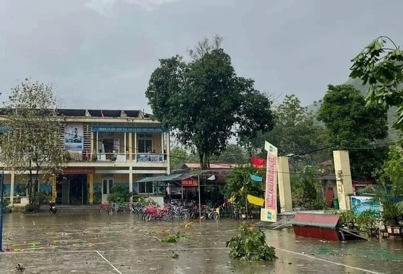 Trường Phổ thông Dân tộc Bán trú Tiểu học xã Du Già, huyện Yên Minh bị hư hỏng do dông lốc.