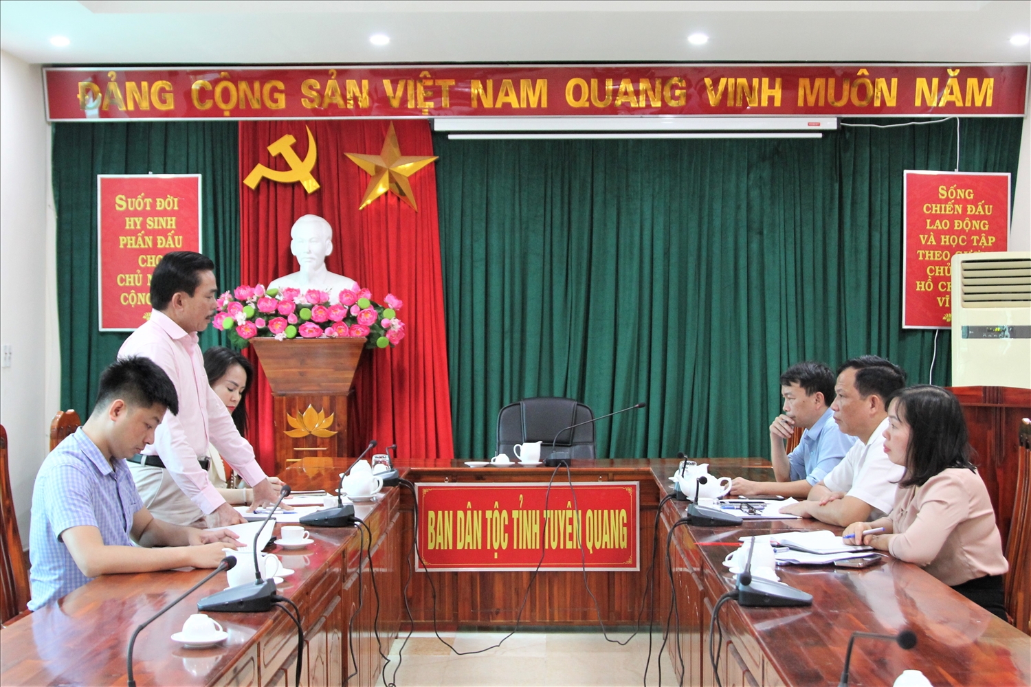 Tổng Biên tập Báo Dân tộc và Phát triển Lê Công Bình phát biểu tại buổi làm việc với Ban Dân tộc tỉnh Tuyên Quang
