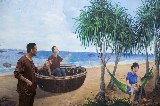 Nghệ nhân hát ru Lê Thành Lộc được phác họa trên Bích họa làng Cảnh Dương