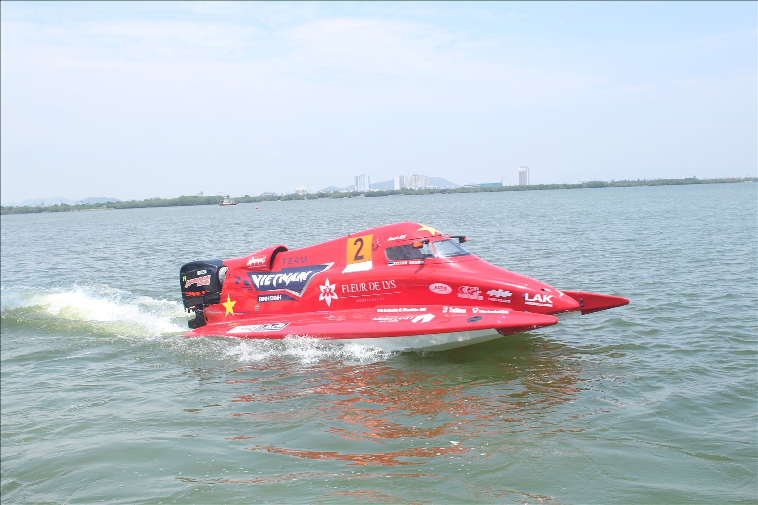 Chiếc thuyền máy số 2 của đội F1H2O Bình Định – Việt Nam chạy thử trên Đầm Thị Nại
