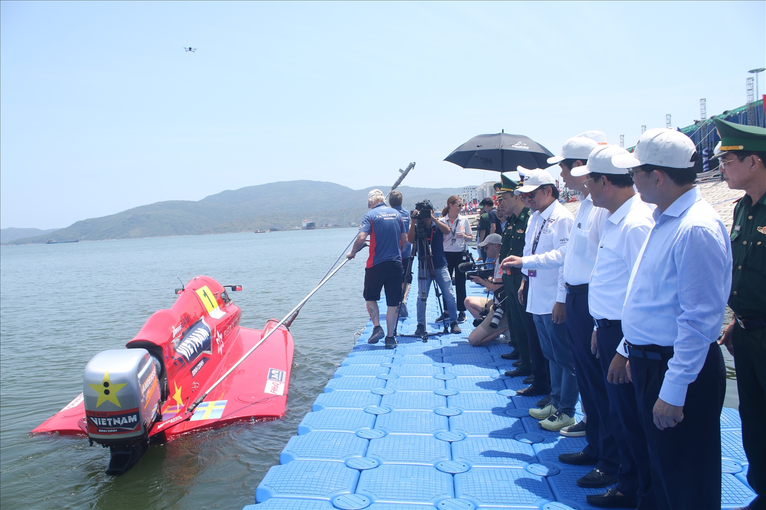 Lãnh đạo tỉnh Bình Định chứng kiến những chiếc thuyền máy được hạ thủy sẵn sàng cho giải đấu