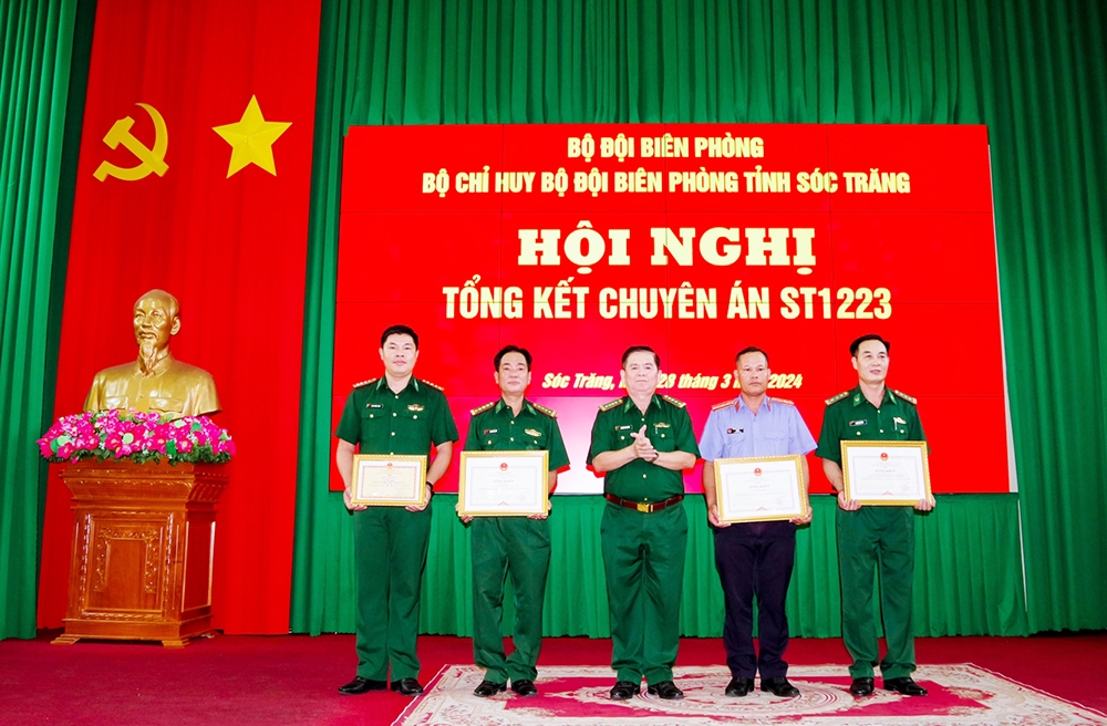  Đại tá Trịnh Kim Khâm - Chỉ huy trưởng BĐBP tỉnh Sóc Trăng thừa ủy quyền của Bộ Tư lênh BĐBP trao số tiền thưởng nóng 10 triệu đồng cho Ban Chuyên án ST1223