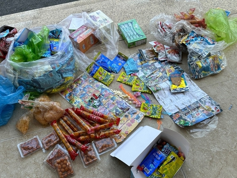 Bánh kẹo không rõ nguồn gốc do cơ quan chức năng thu giữ tại các cửa hàng ở một số cổng trường trên địa bàn phường Hải Yên, TP Móng Cái, tỉnh Quảng Ninh.