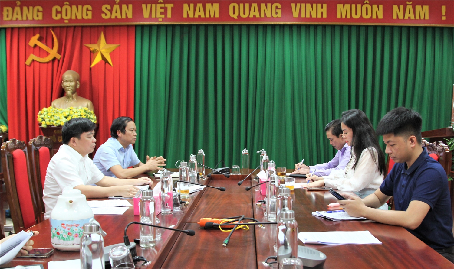 Đoàn công tác của Báo Dân tộc và Phát triển bàn bạc về việc cấp báo cho Người có Uy tín với Ban Dân tộc tỉnh Bắc Giang