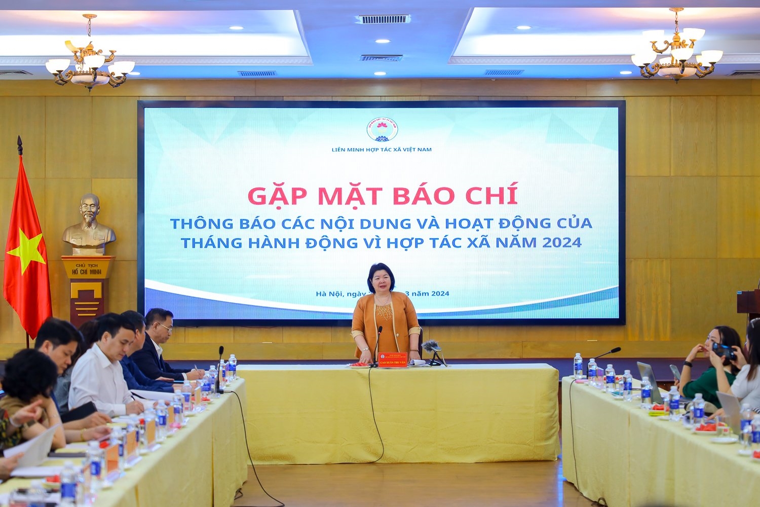 Bà Cao Xuân Thu Vân, Chủ tịch Liên minh HTX Việt Nam phát biểu tại buổi họp