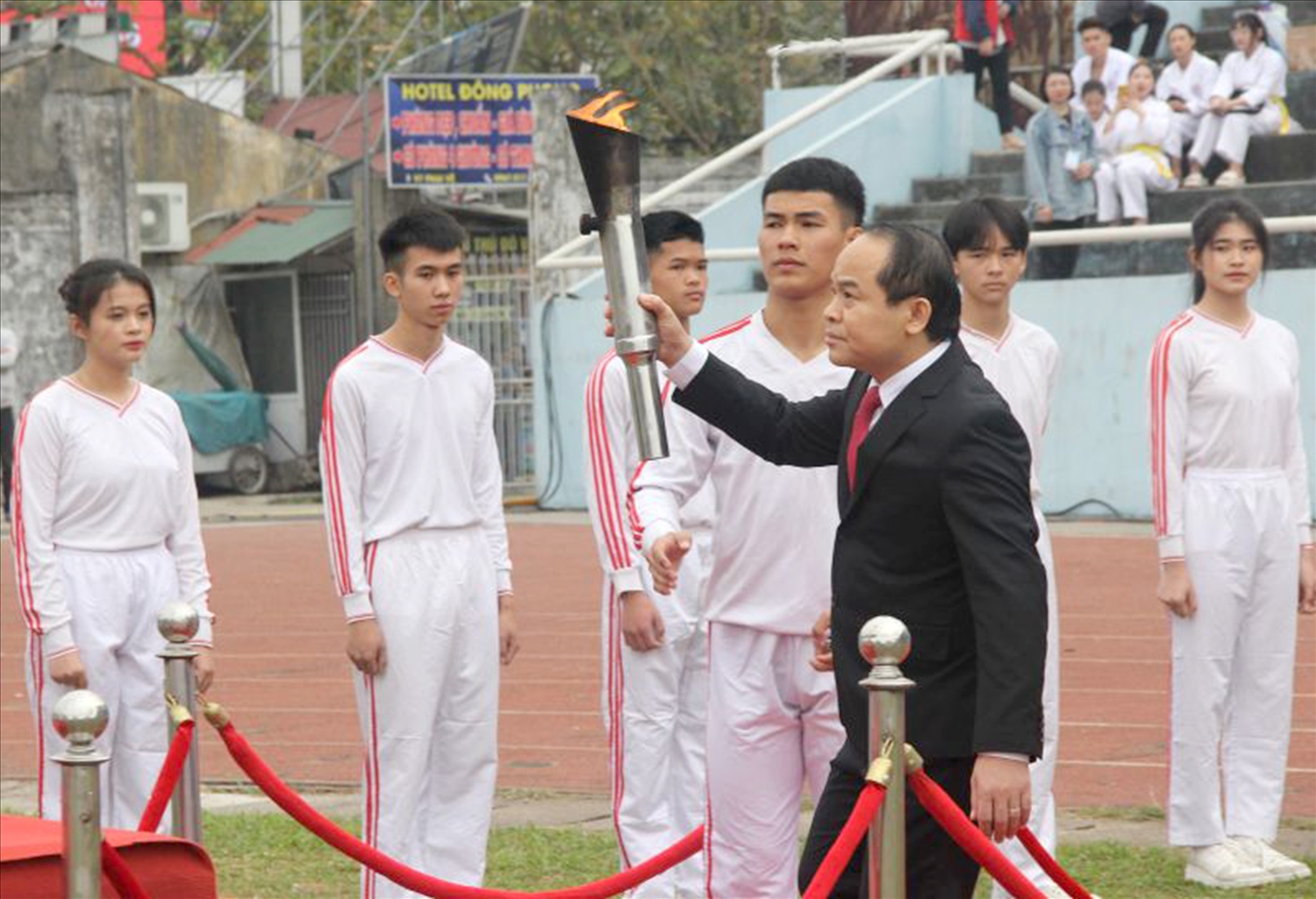 Ông Nguyễn Quốc Đoàn, Bí thư Tỉnh ủy Lạng Sơn thực hiện nghi thức thắp lửa truyền thống tại lễ khai mạc