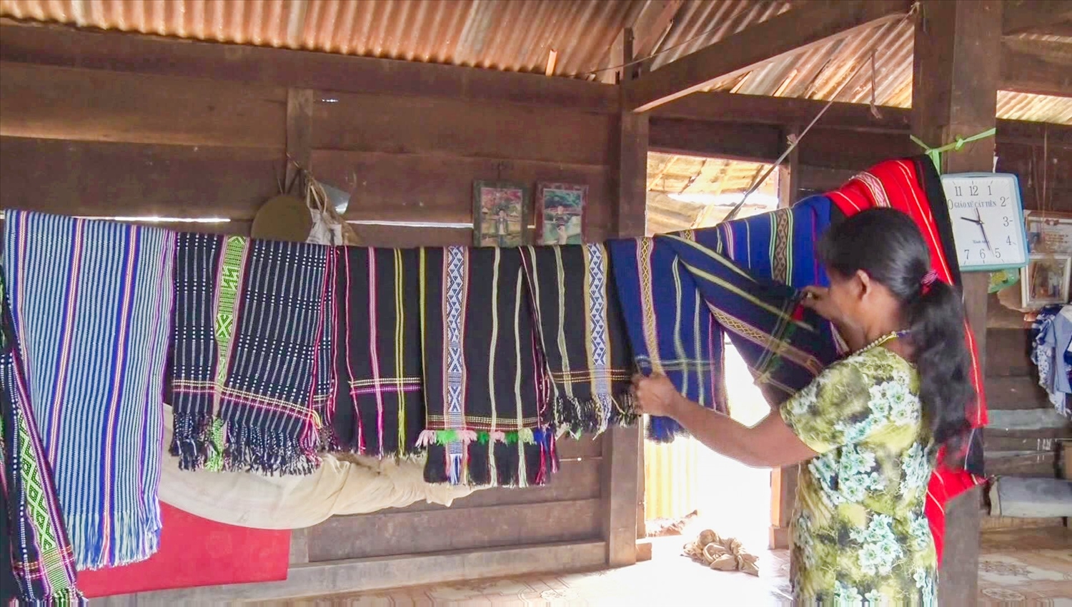 Những tấm ùi đa màu sắc được dệt ra từ đôi bàn tay của người Mạ
