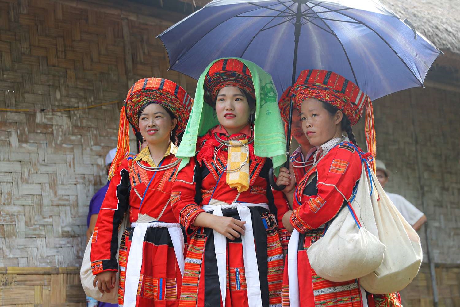 Phụ nữ dân tộc Pà Thẻn trong trang phục truyền thống