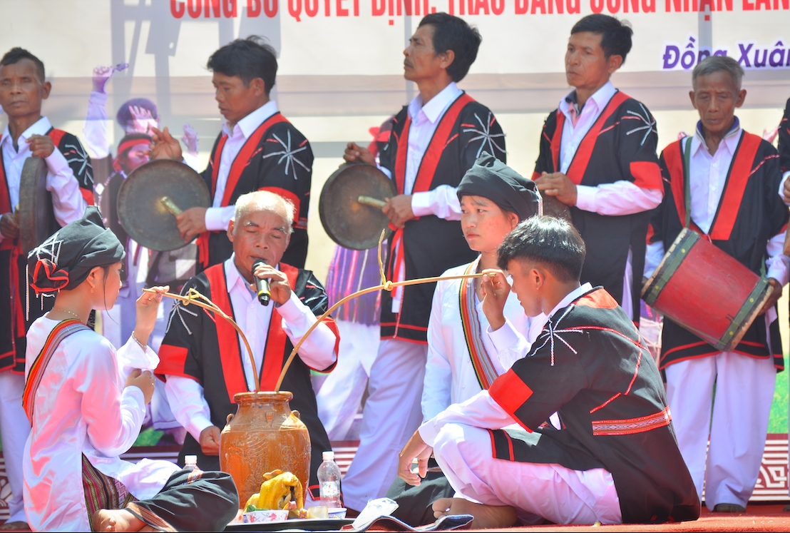 Người Chăm Hroi Phú yên còn lưu giữ nhiều lễ hội truyền thống độc đáo và mang đậm tính nhân văn